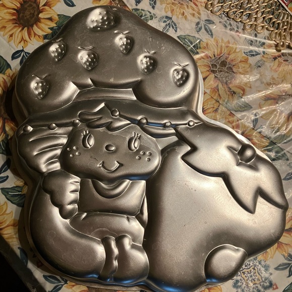 Vintage 1981 Wilton Strawberry Shortcake Cake Pan - Picture 1 of 3